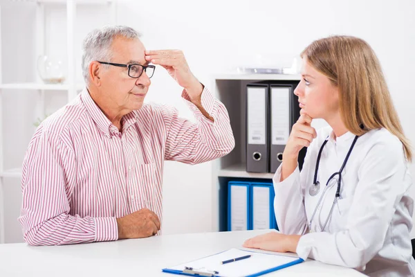 Doctor and patient — Stock Photo, Image