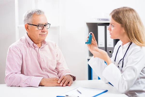 Doctor and patient — Stock Photo, Image