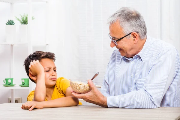 Abuelo y nieto — Foto de Stock