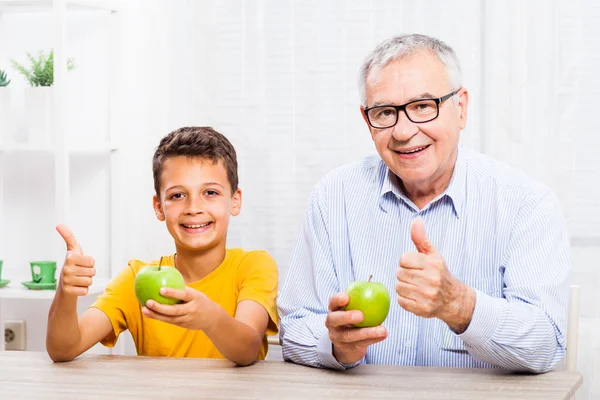 Abuelo y nieto — Foto de Stock