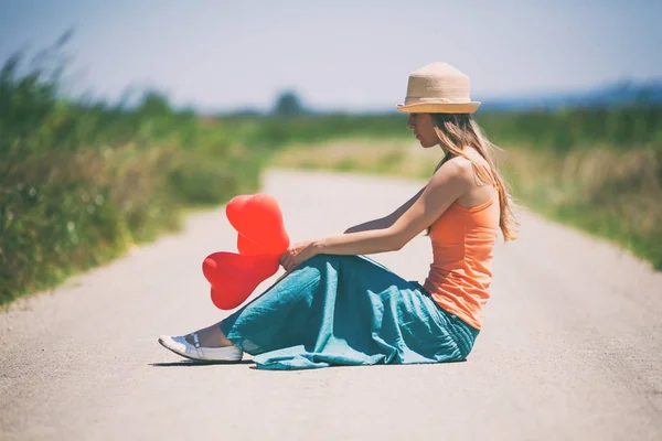 Joven mujer solitaria — Foto de Stock