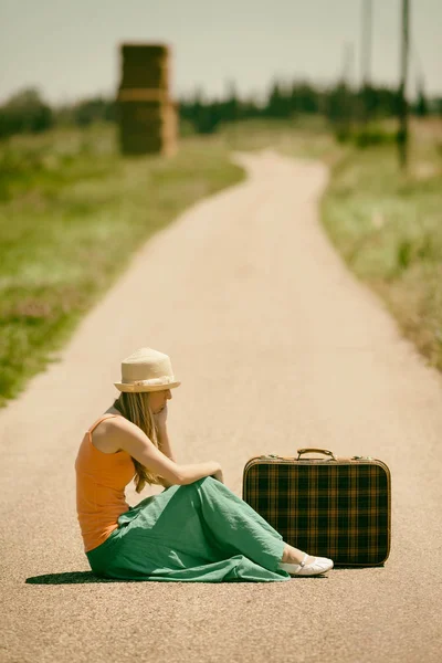 Mujer joven viajando — Foto de Stock