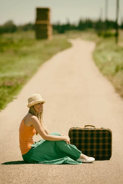 Mujer joven viajando — Foto de Stock