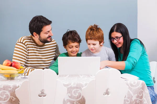 Aprendendo em casa — Fotografia de Stock