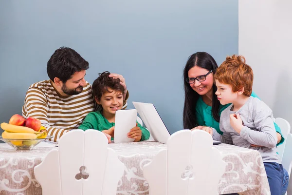 Aprendendo em casa — Fotografia de Stock