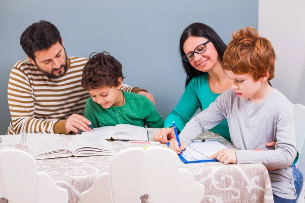 Aprender en casa — Foto de Stock