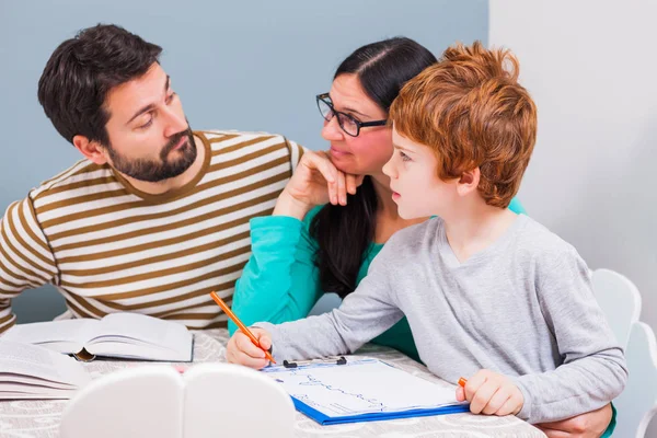 Aprendendo em casa — Fotografia de Stock