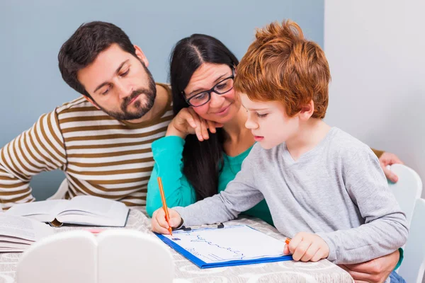 Aprendendo em casa — Fotografia de Stock