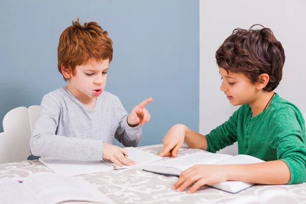 Aprendendo em casa — Fotografia de Stock