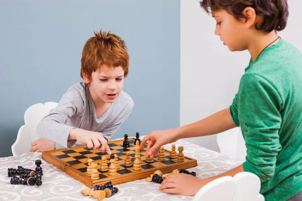 Playing game of chess — Stock Photo, Image