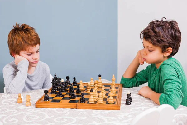 Jugar juego de ajedrez — Foto de Stock