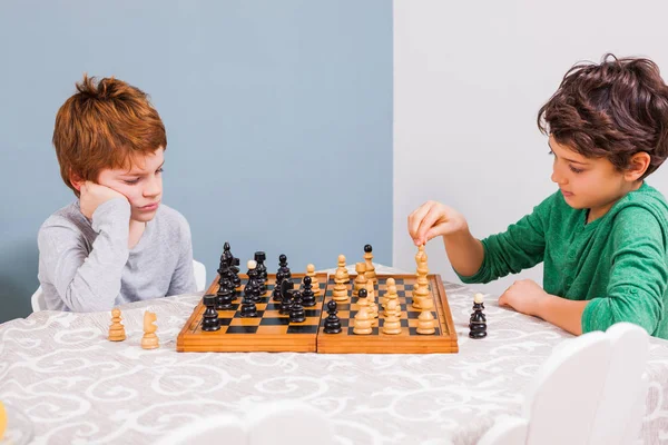 Playing game of chess — Stock Photo, Image