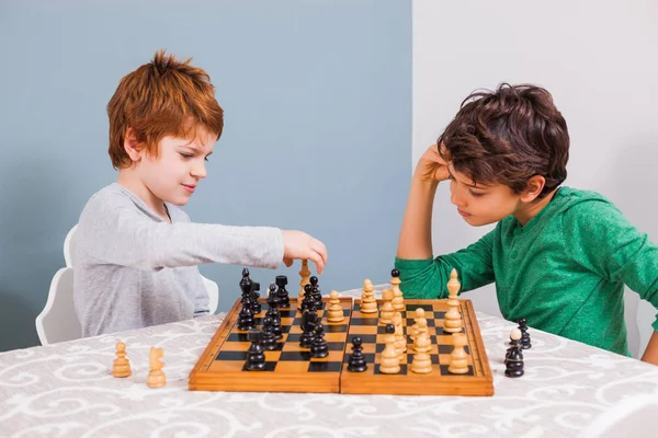 Playing game of chess — Stock Photo, Image