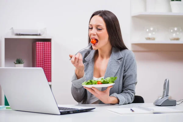 Affärskvinna i office — Stockfoto