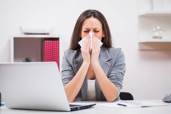 Affärskvinna i office — Stockfoto