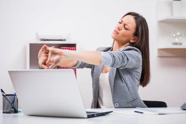 Businesswoman in office — Stock Photo, Image