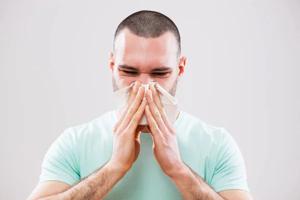 Man blowing nose — Stock Photo, Image