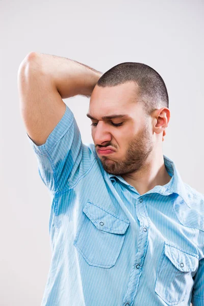 Schweißtreibender Mann riecht schlecht! — Stockfoto