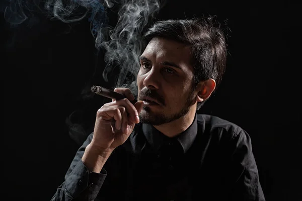 Homem fumando charuto — Fotografia de Stock