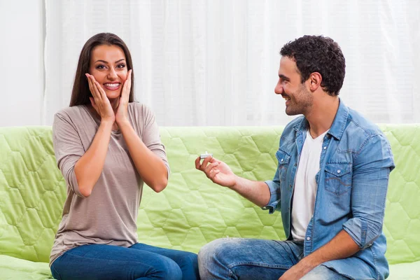 Casal em casa — Fotografia de Stock