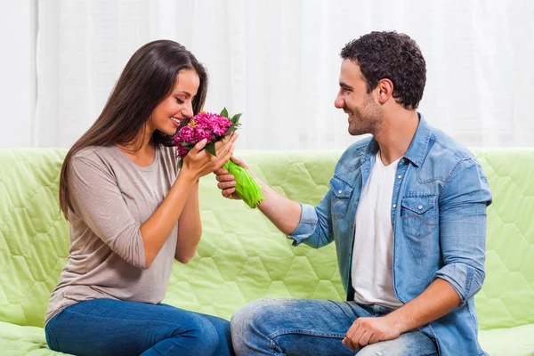 Pareja en casa — Foto de Stock