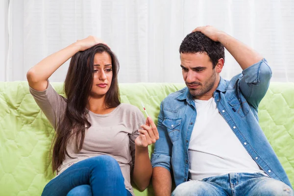 Pareja en casa — Foto de Stock