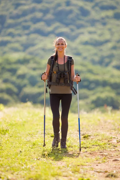 Woman hiking in nature — Stock Photo, Image