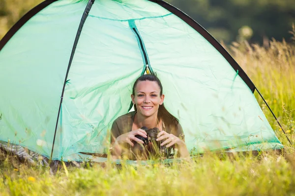 Mujer acampando en la naturaleza — Foto de Stock