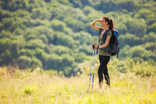 Young woman hiking — Stock Photo, Image