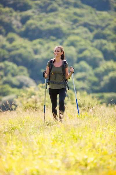 Young woman hiking — Stock Photo, Image