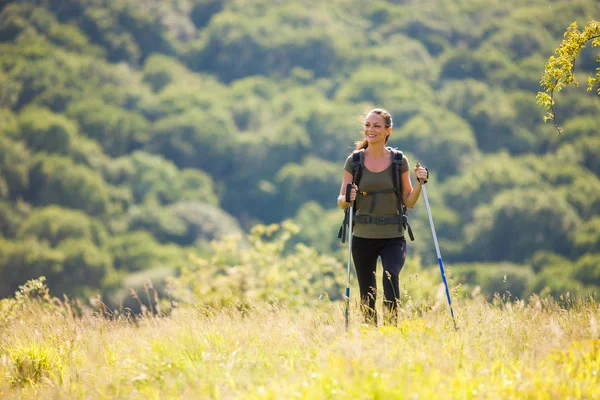 Young woman hiking — Stock Photo, Image