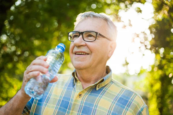 Senior im Park — Stockfoto