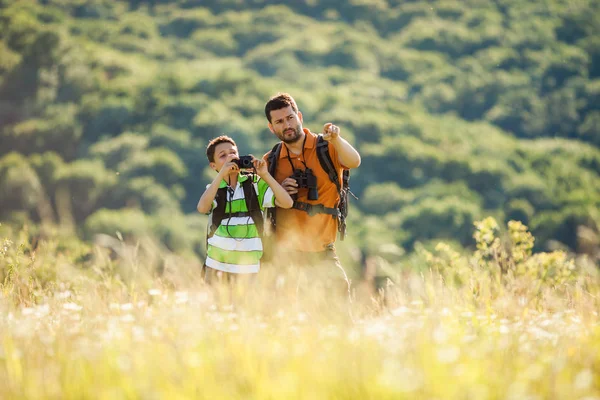 Baba ve oğul doğada — Stok fotoğraf