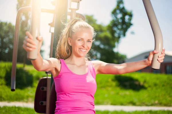 Junge Frau beim Sport — Stockfoto