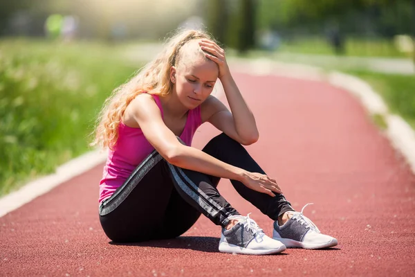 Mujer joven haciendo ejercicio — Foto de Stock