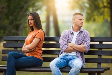 Parktaki genç çift.