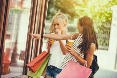 iki kadın alışveriş