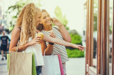 iki kadın alışveriş
