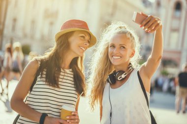 iki kadın alışveriş