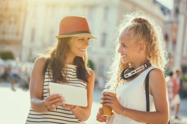 iki kadın alışveriş