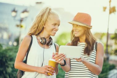 iki kadın alışveriş