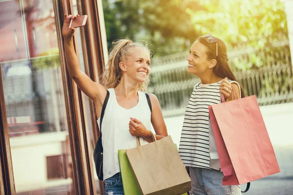 Twee vrouwen winkelen — Stockfoto