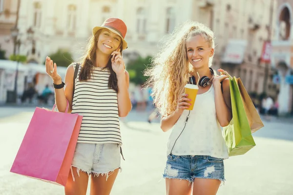 Twee vrouwen winkelen — Stockfoto