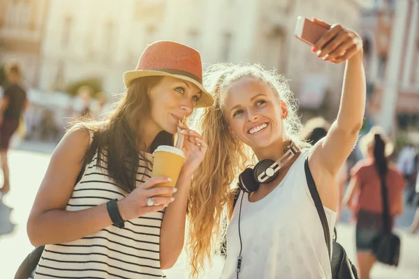 Twee vrouwen winkelen — Stockfoto