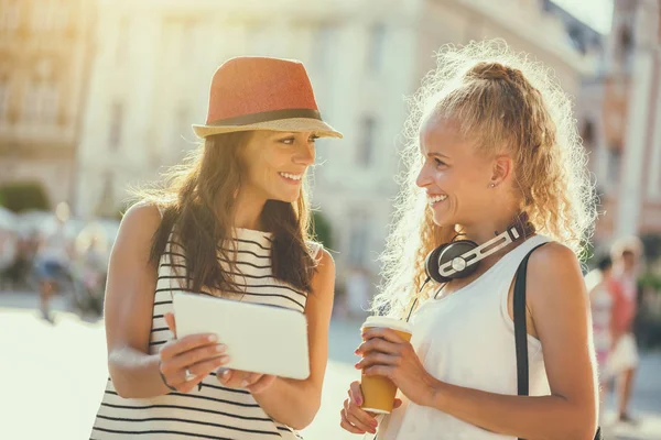 iki kadın alışveriş