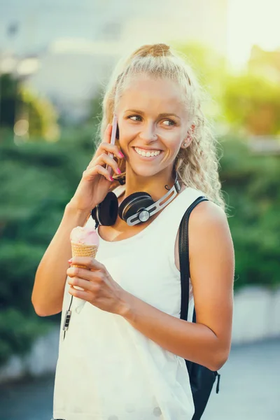 Gelukkige vrouw in de stad — Stockfoto