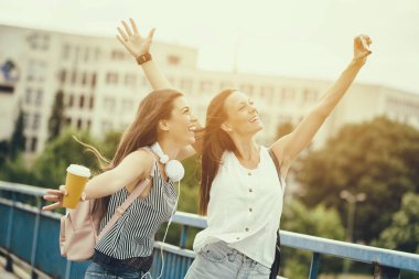 Şehirde iki kadın var.