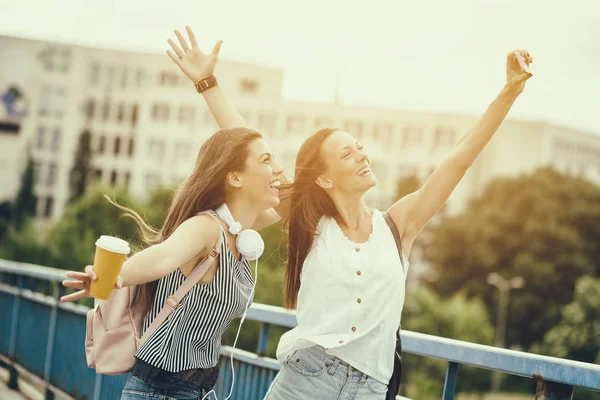 Şehirde iki kadın var.