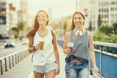 Şehirde iki kadın var.