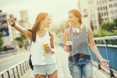 Şehirde iki kadın var.